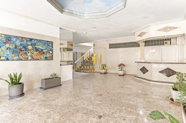 Estudio reformado con vistas al mar, terraza, parking y piscinas en primera línea de playa en Benalmádena 5